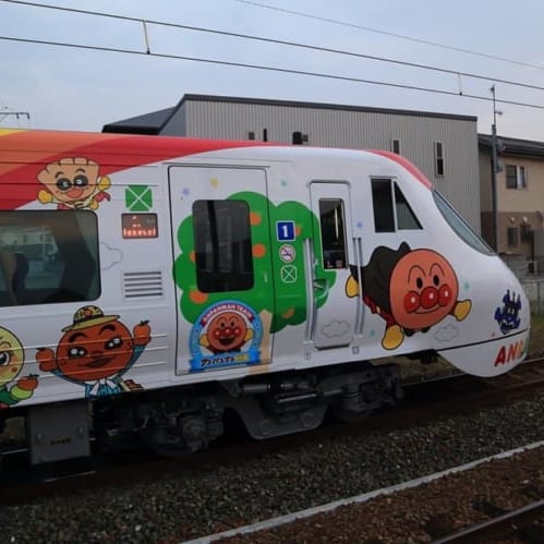 予讃線8000系アンパンマン列車