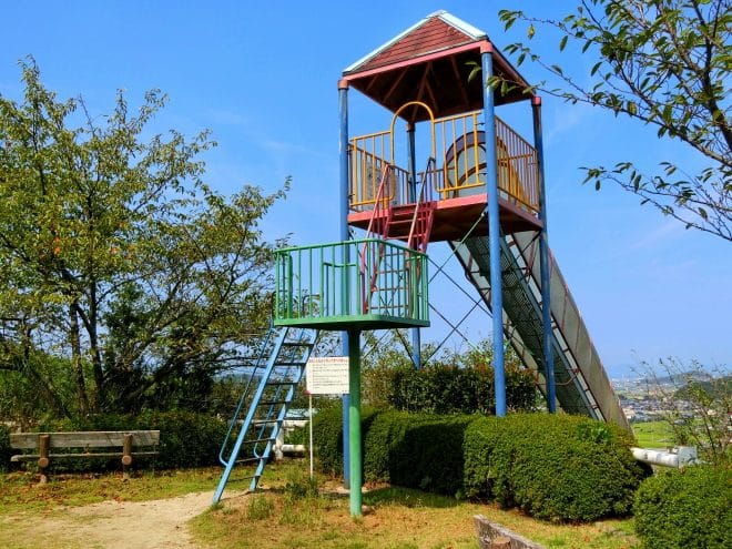 滑り台上り口/朝倉緑のふるさと公園