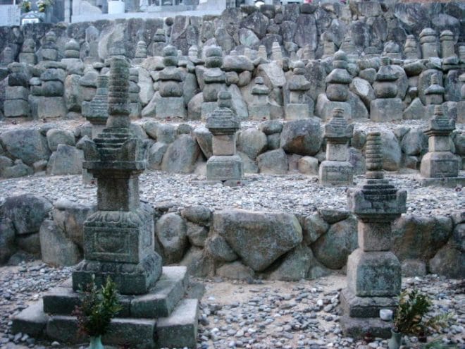 金蓮寺の墓石群