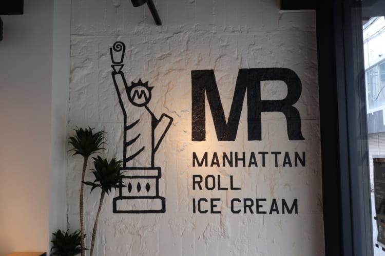 マンハッタンロールアイスクリーム　お店のロゴ