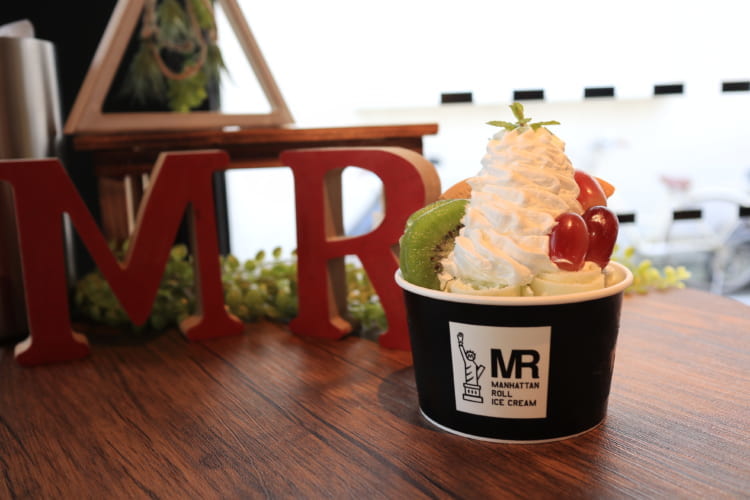 マンハッタンロールアイスクリーム　MRの文字とアイス