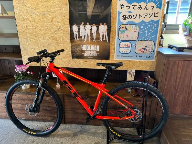 なるカフェ　入口　自転車