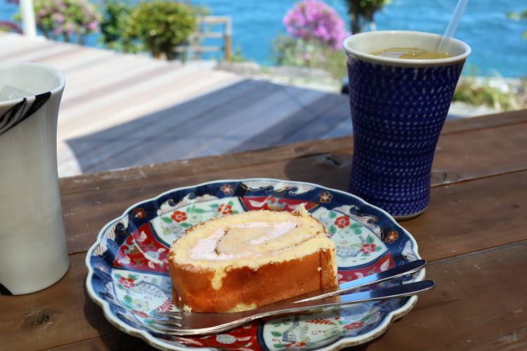 海のみえるカフェ　ロールケーキ