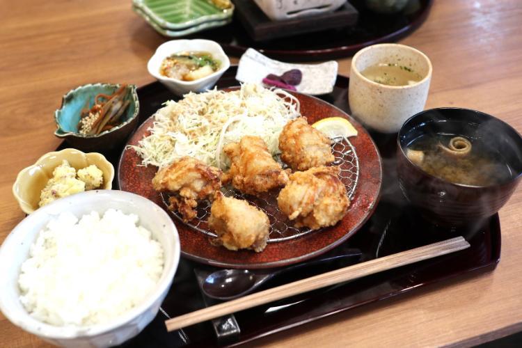 志津かわ　唐揚げ定食