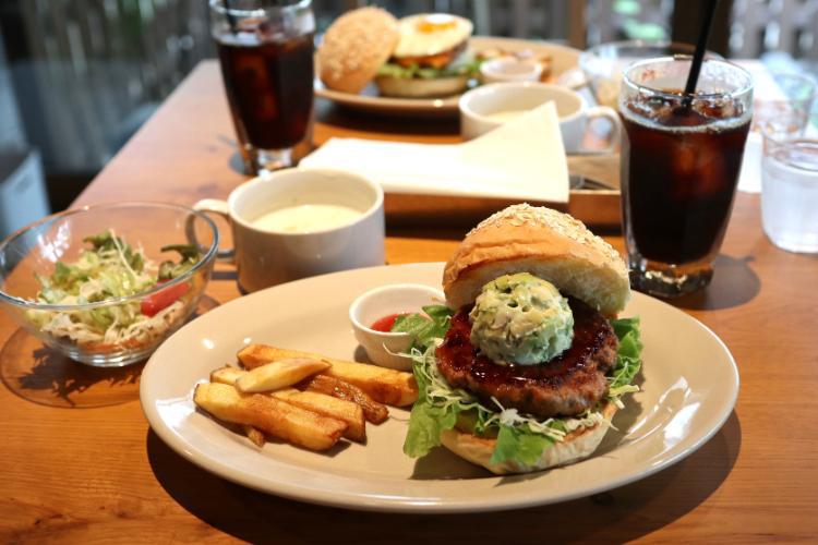 町屋　アボカドチーズバーガー