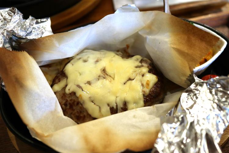 愛loveハンバーグ チーズハンバーグ アップ