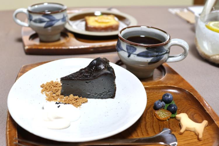 和田産地　黒胡麻バスクチーズケーキ