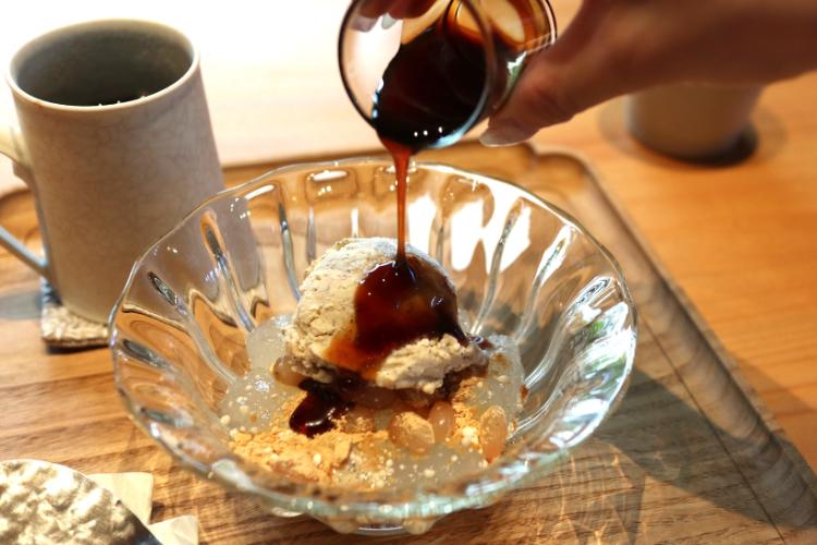 saji くず餅アイスのせ