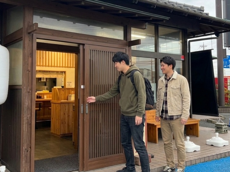 ピースポうどん保免店に会員と非会員が入店するイメージ