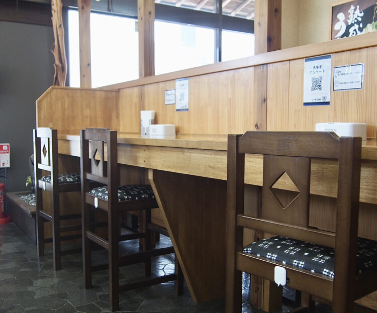ピースポうどん保免店カウンター席2