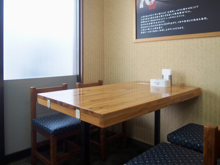 ピースポうどん保免店テーブル席