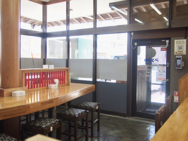 ピースポうどん保免店カウンター席