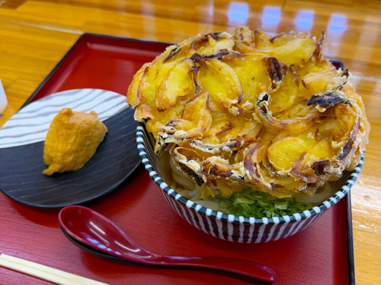 ピースポうどん保免店かき揚げうどんといなり