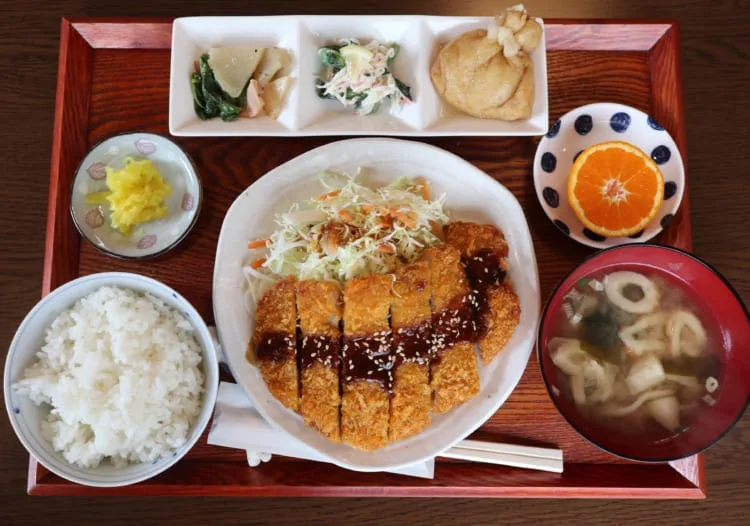 ワラウカド 松山 居酒屋 三番町の居酒屋さん 2食限定ランチの肉厚ブリ丼が絶品 海賊つうしん ワラウカド 松山 居酒屋 三番町の居酒屋さん 2食限定ランチの肉厚ブリ丼が絶品 海賊つうしん
