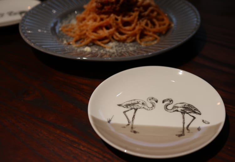 Blue Flamingo　お皿とパスタ