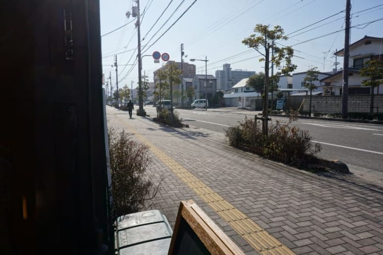 カム　店舗前の道