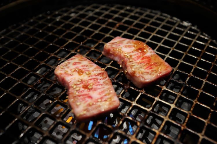 いしかわ　お肉を焼く様子