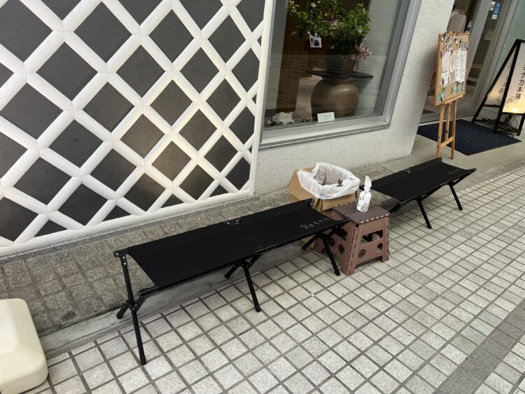 柴田のモナカ　外のベンチ