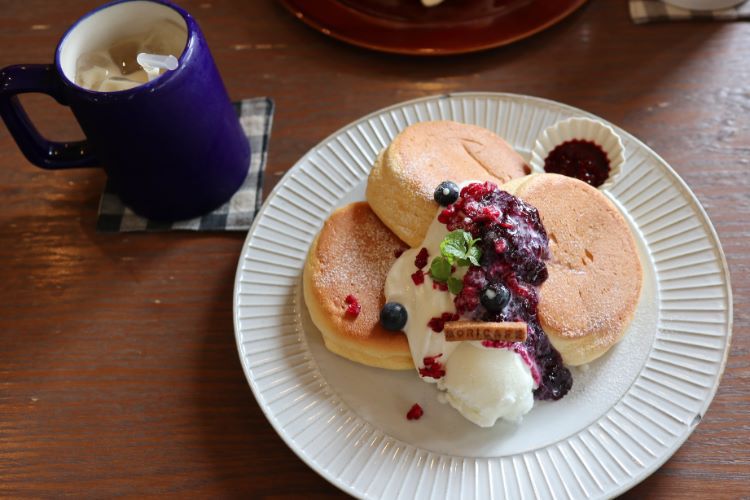 モリカフェ　ラズベリーとブルーベリー　ミルクソース添えのパンケーキ２