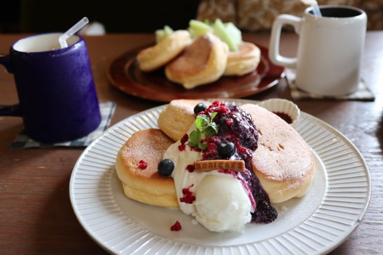 モリカフェ　ラズベリーとブルーベリー　ミルクソース添えのパンケーキ１