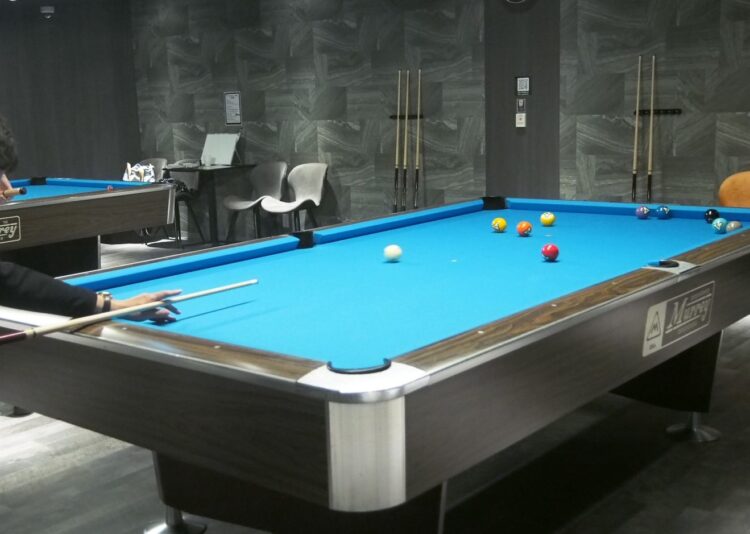 ピースポビリヤードをする客