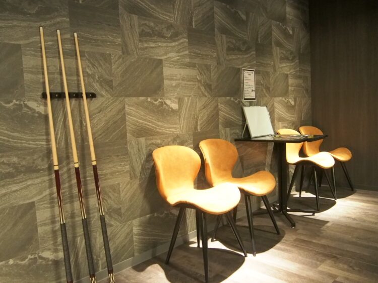 ピースポビリヤードの道具と休憩スペース