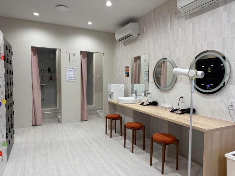 ピースポ土橋店のシャワー室とパウダールーム