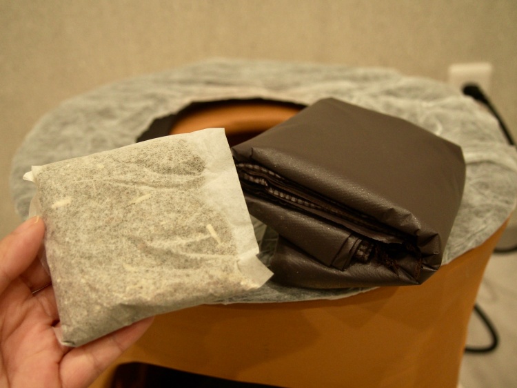 ピースポ土橋店よもぎ蒸しの生薬とポンチョ