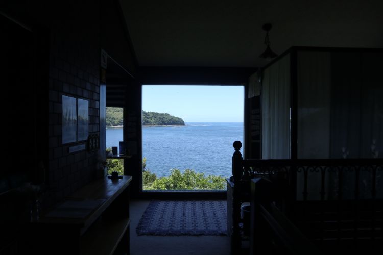 海を見下ろすカフェ　景色