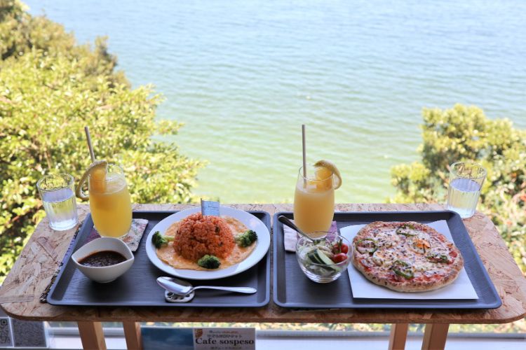 海を見下ろすカフェ　景色と食事
