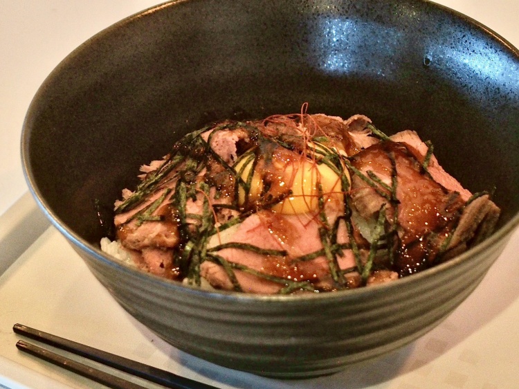 ピースポカラオケ北条ローストビーフ丼