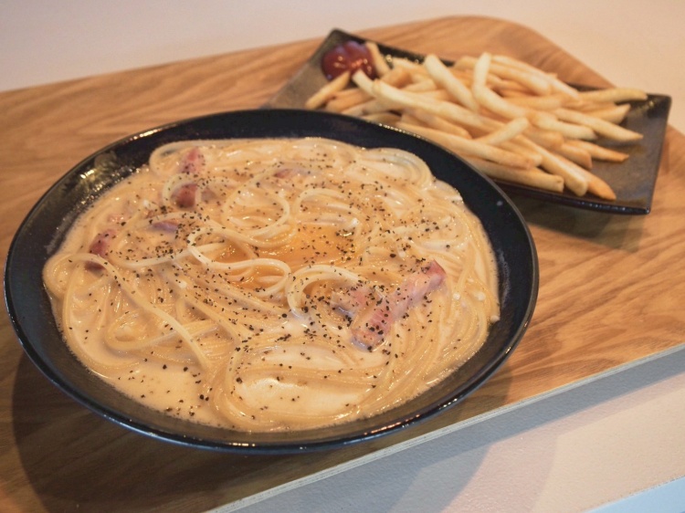 ピースポカラオケ北条カルボナーラとフライドポテト