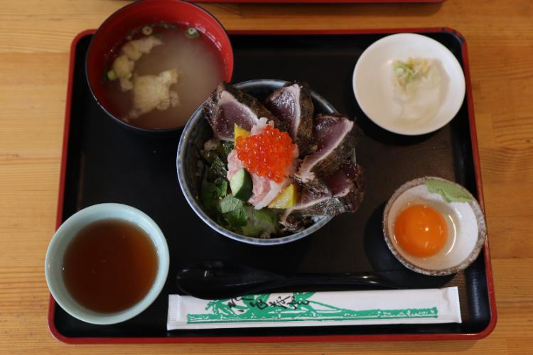 市場食堂ゑびす丸　カツオタタキ丼1